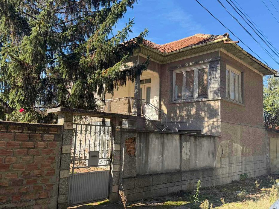 Двуетажна тухлена къща с голям двор, гараж и кладенец в с. Поликраище