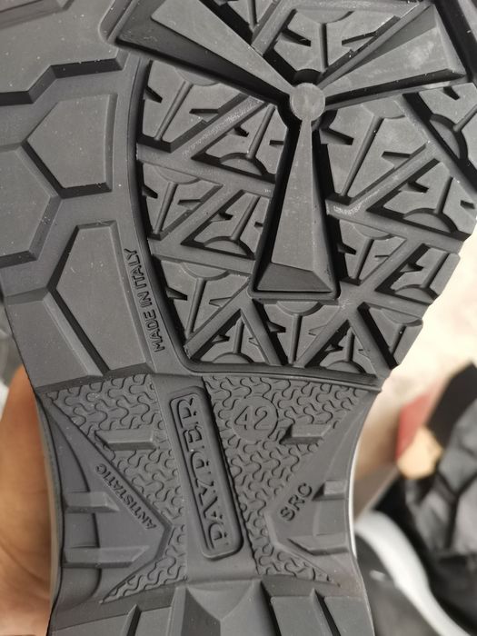 Предлагам чисто нови работни обувки три чифта марка .