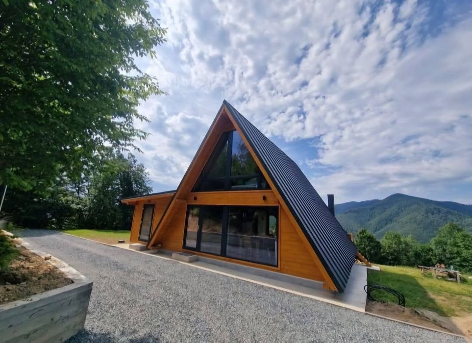 Construim cabane și case tip A 
Câteva din avantajele caselor din lemn