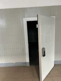 inchiriez hala 300mp,compartimentata cu 100mp spatiu frigorific .