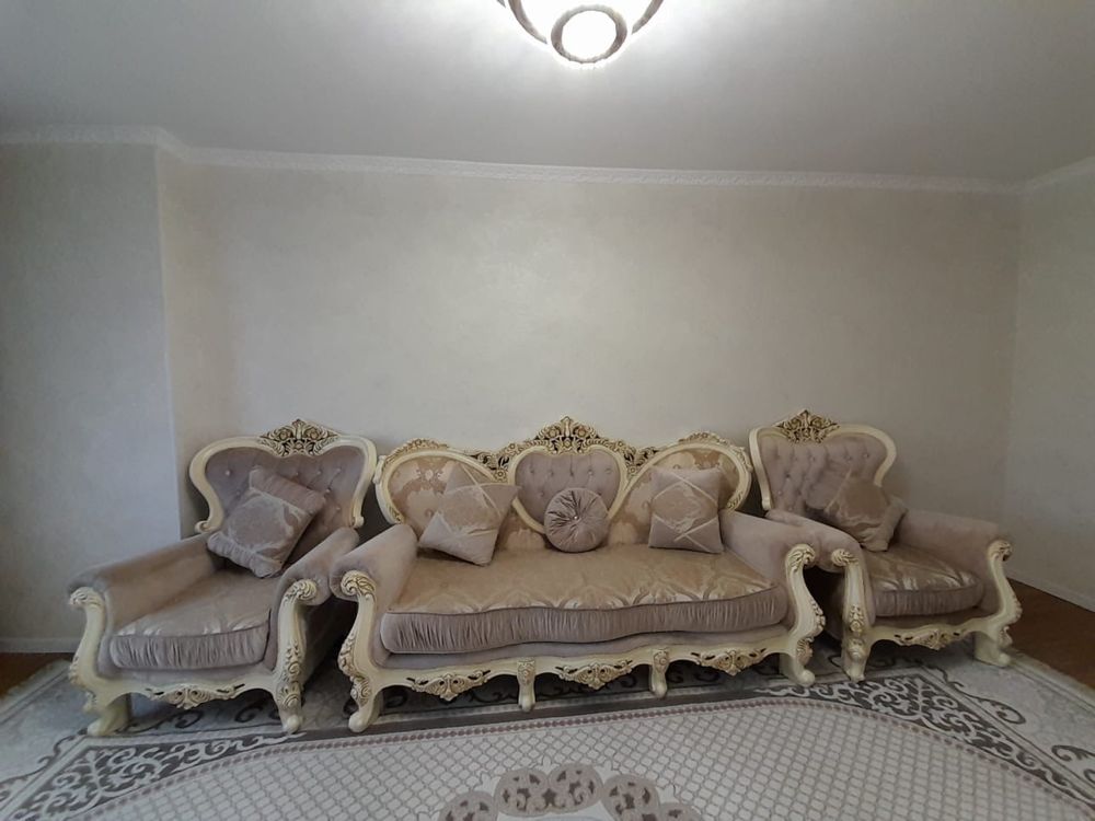 Срочно продается королевский диван с креслами