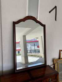 Огледала с дървени рамки