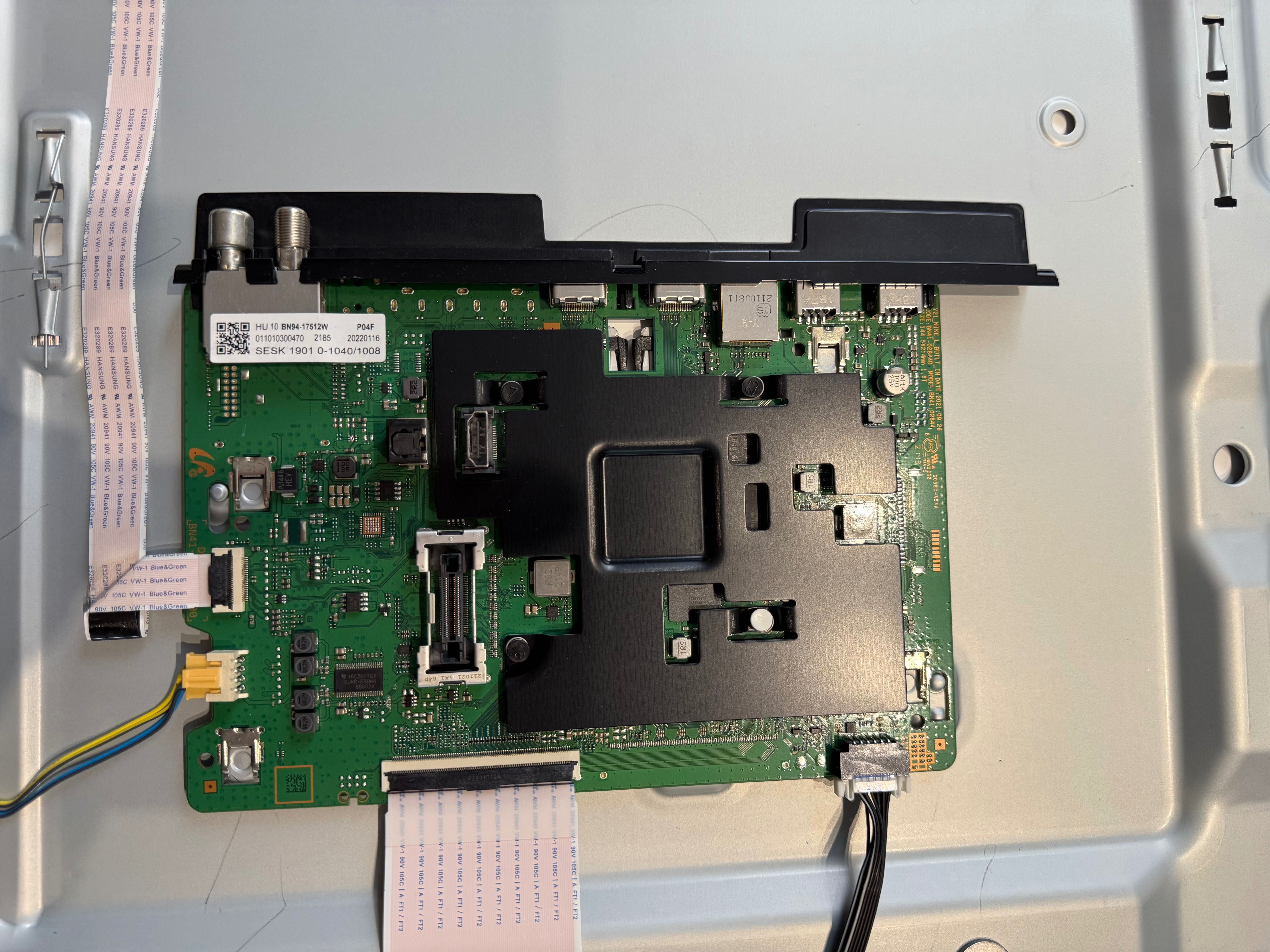 Samsung 50AU8072 4K UHD рестартира се