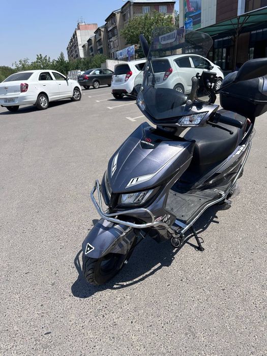Yangi Benzinli Skuter sotiladi   narxini kelishamiz.