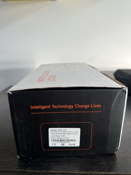 Yala smart inteligenta cu amprenta, card si ecran tactil