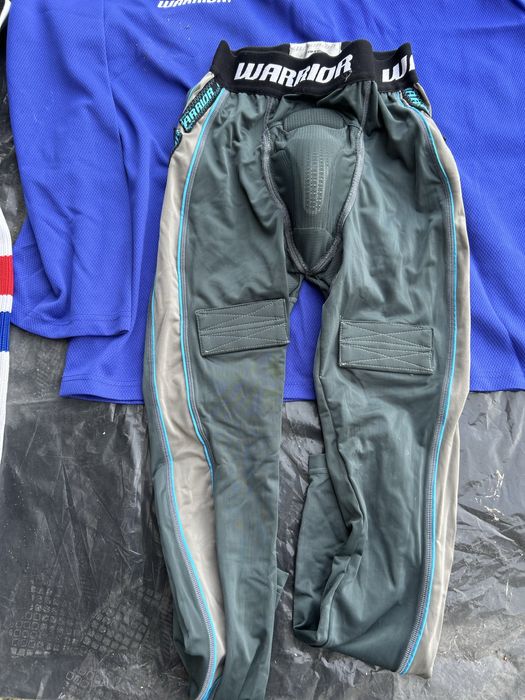 Продавам пълна хокейна екипировка – размер M, леко използвана