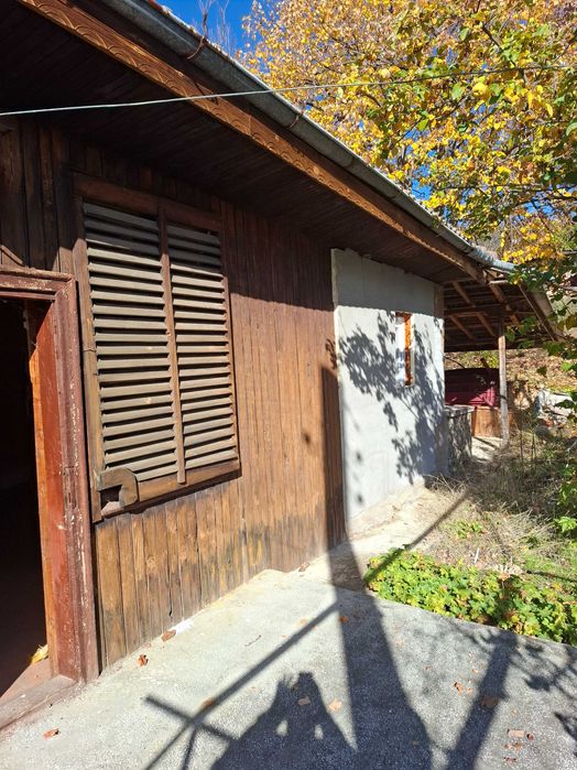 Продава се парцел с къща в с. Горна Диканя