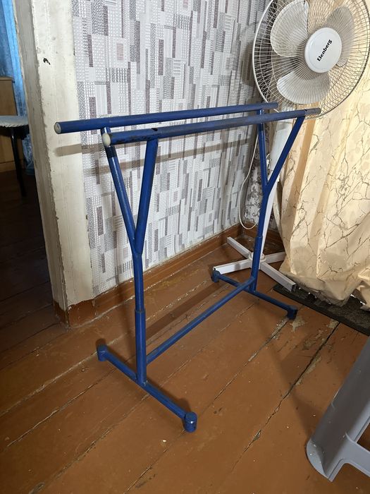 Две вешалки для одежды, низкая и высокая