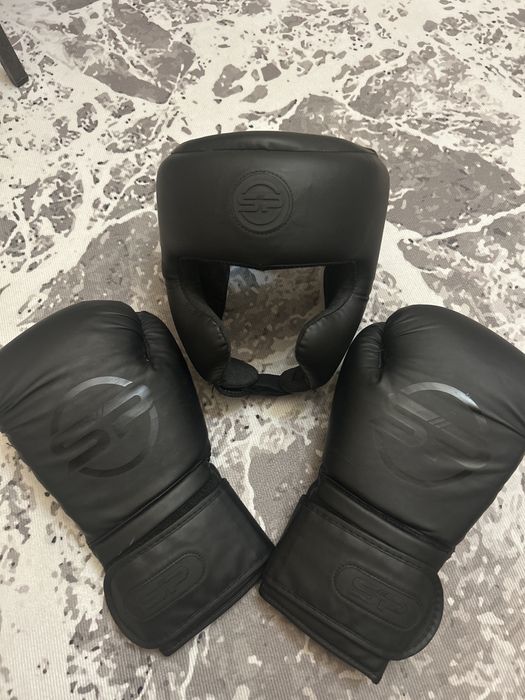 Боксерский шлем и перчатки