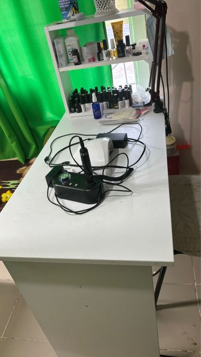 Продам стол для маникюра, и материалы