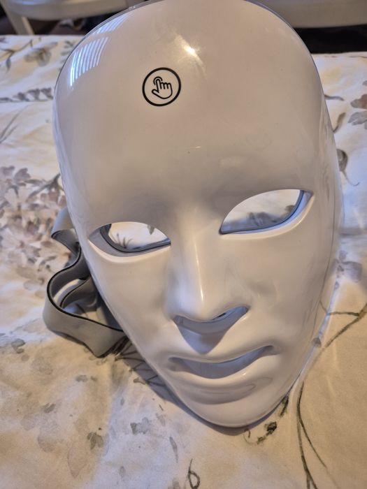 Лед маска за лице със различни светлини