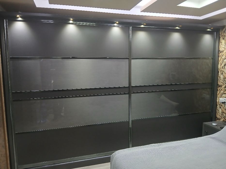 Продам Б/У встроенный шкаф-купе с раздвижными дверями.