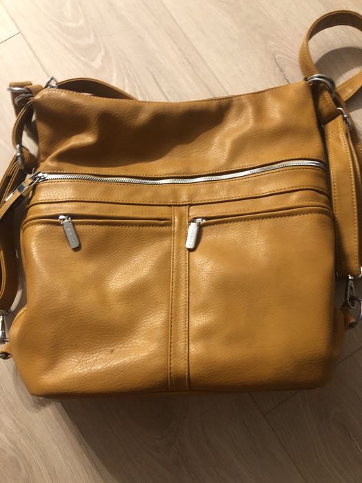 Vand poseta se poate purta ca si rucsac, impecabil.