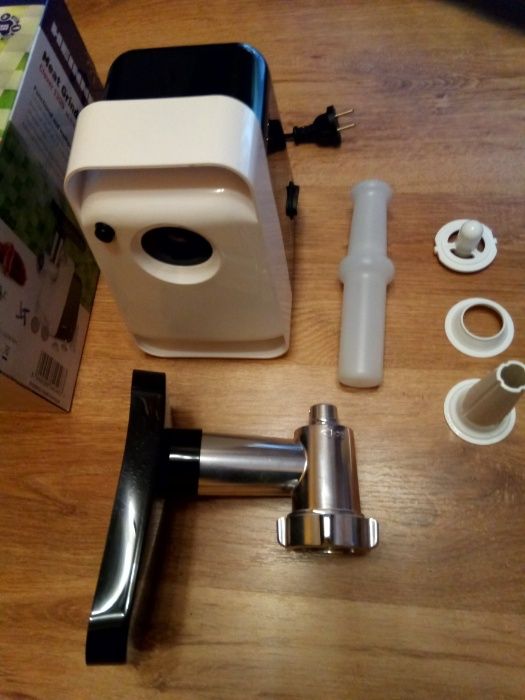 Masina de tocat carne Heinner 1300 W,accesoriu carnati, cutit inox,nou