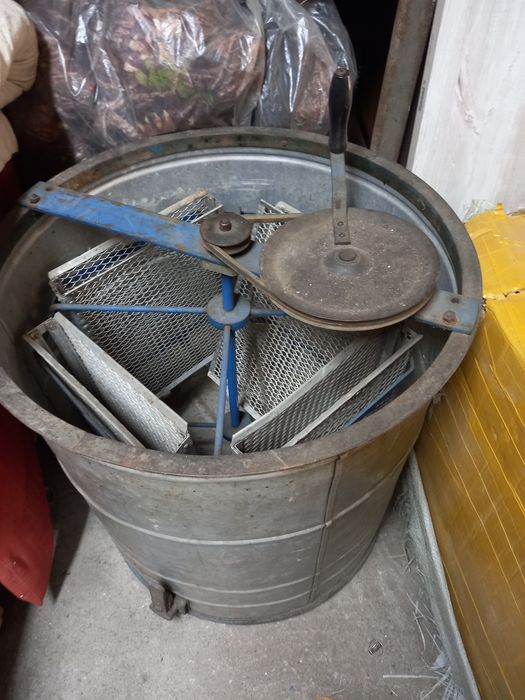 Продам  медогонку на 4рамы