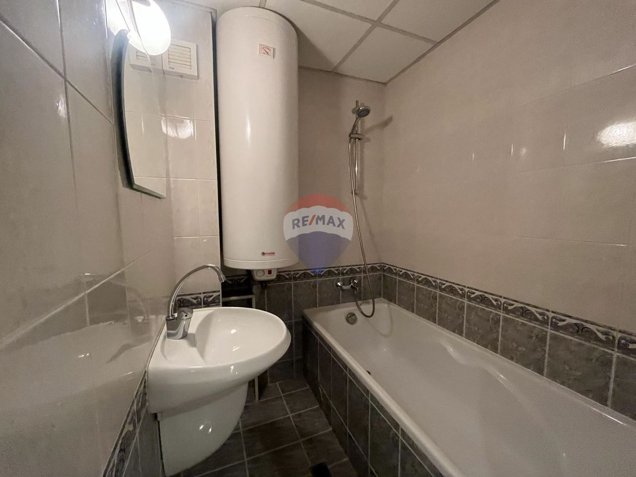 Продава се Тристаен апартамент в Варна, Спортна зала - 118 кв.м за 2204 €/кв.м - Снимка #11