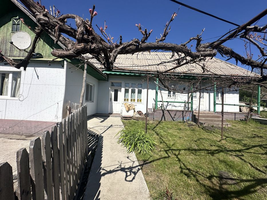 Casă și teren de vânzare la 8 km de mun. Fălticeni, in sat Huși.