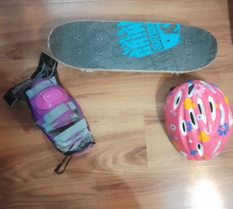 Скейтборд с каска, налакътници и наколенки