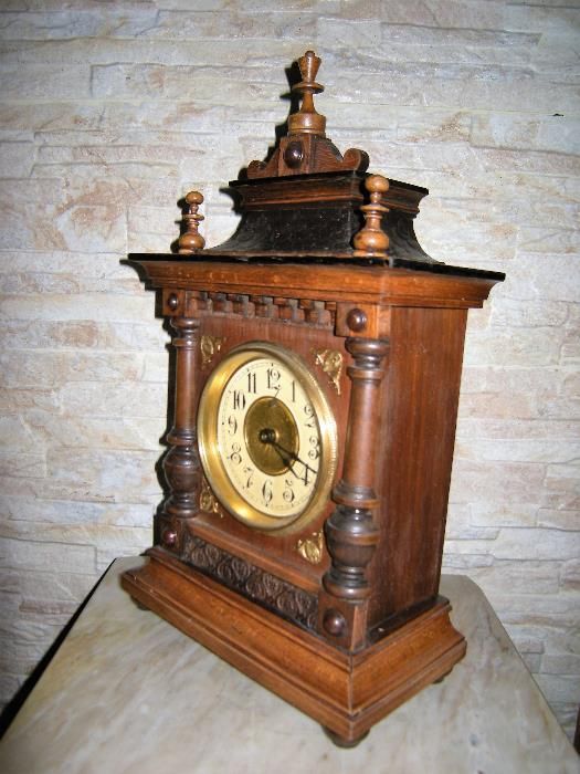 старинен настолен часовник с латерна