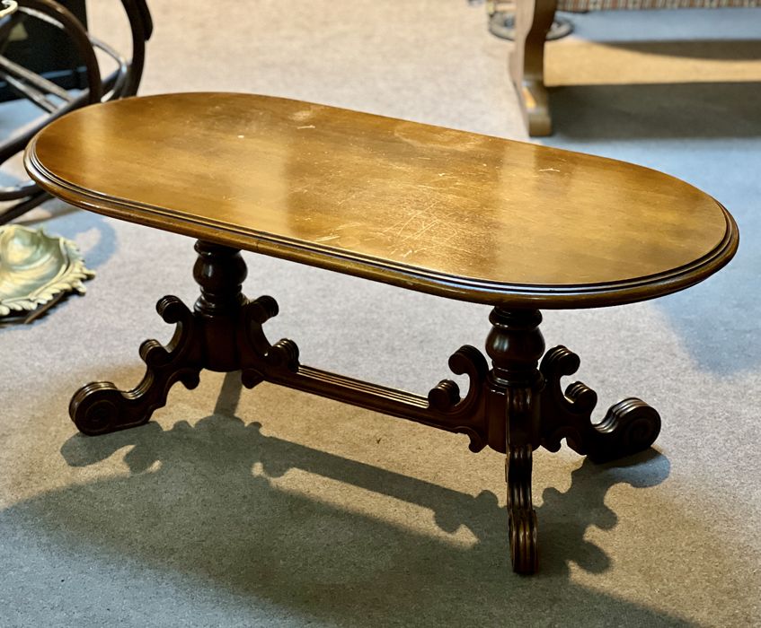 Masă de cafea / masă de salon veche din lemn masiv - sculptată