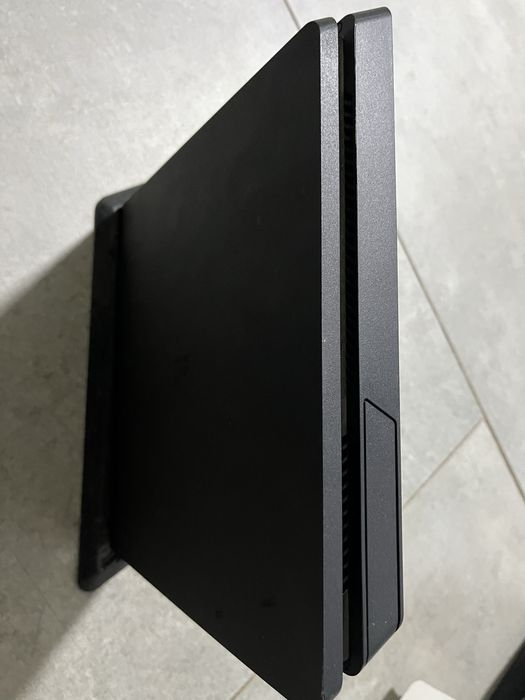 Playstation 4 Slim - 1TB plus accesorii si 2 manete