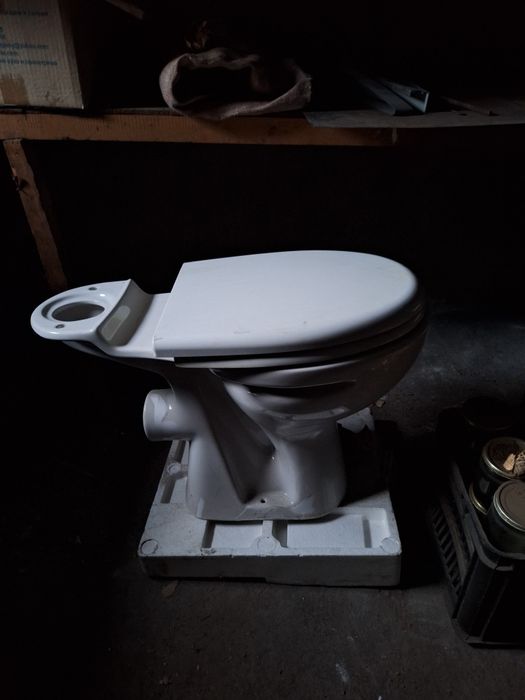 Нова тоалетна чиния