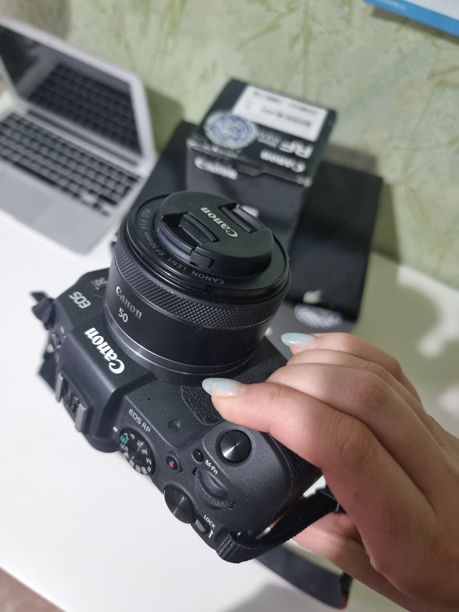 Продам фотоаппарат цифровой canon RP + объектив портреник 50