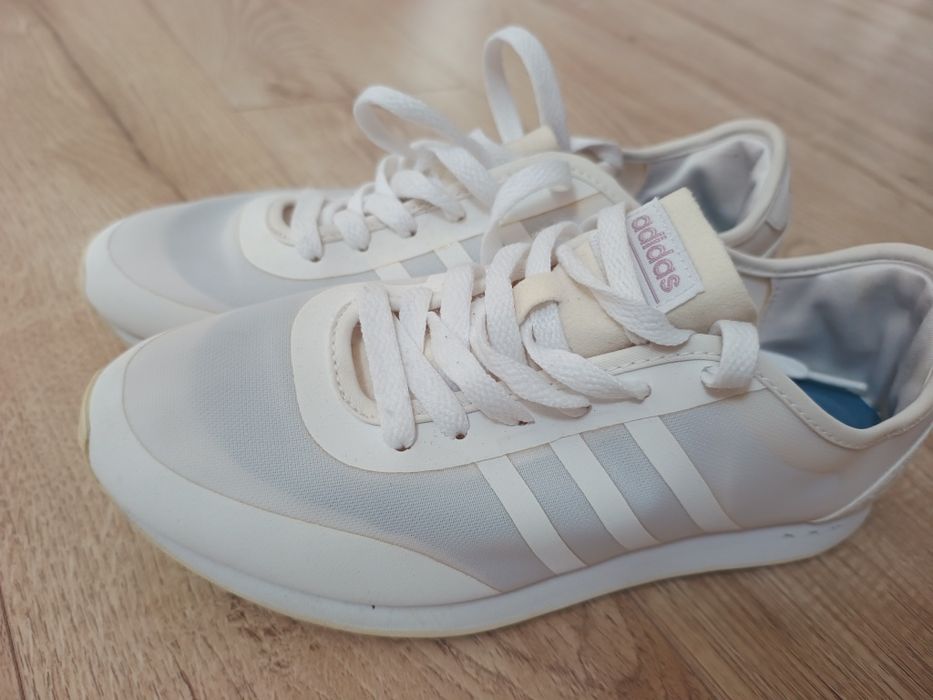Adidasi foarte puțin purtati