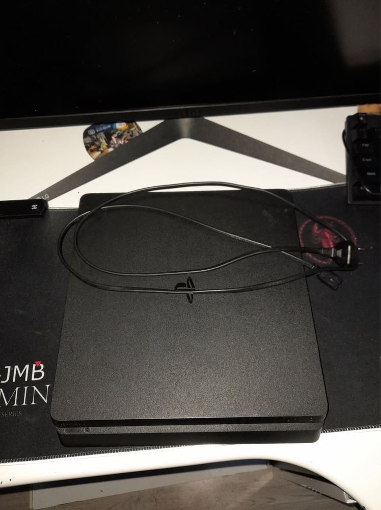 Ps 4 slim folosit 3 luni
