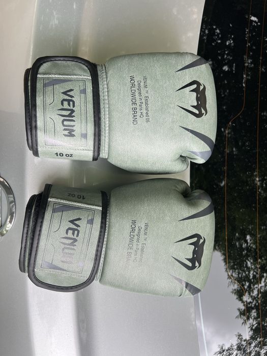 Продам боксерские перчатки Venum 10 унций