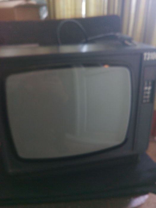 Черно бял телевизор.В търново запазен работи става и на кабелна