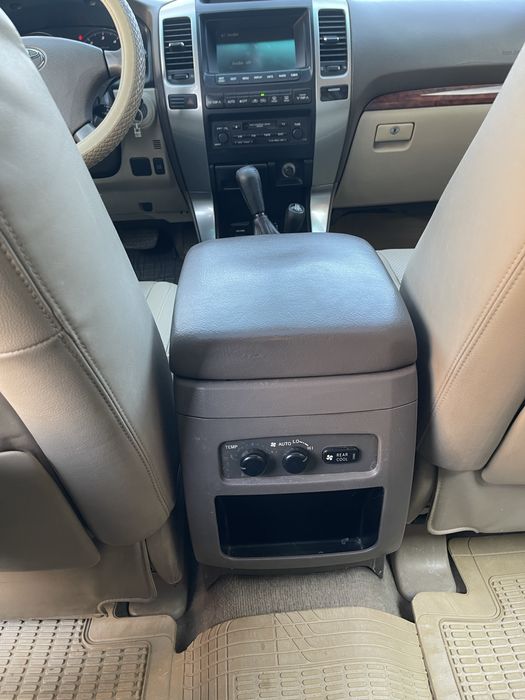 Vand Toyota Land Cruiser 120, 8 locuri