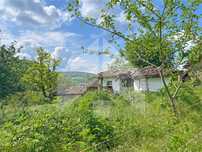 Продава имот ЗЕМЯ 4,4 дка в регулация със стара къща с. Лиси връх.