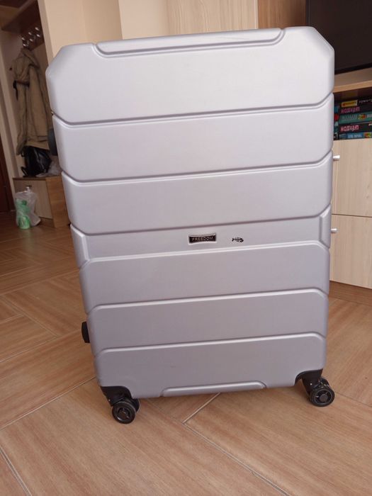 Куфар  с колелца с вместимост 90л.