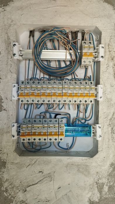 Элекрик. Установка люстры. Ремонт розетки, выключатели.