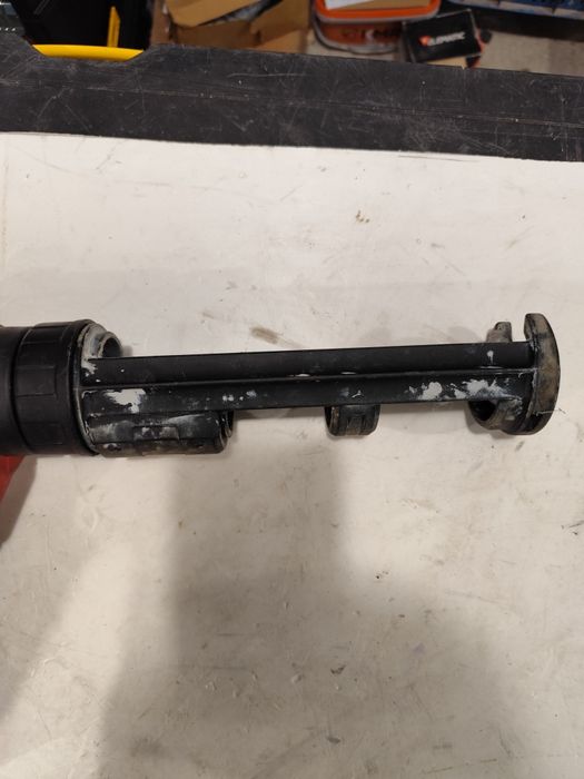 Акумулаторен пистолет за силикон Милуоки Milwaukee C18 PCG 18V