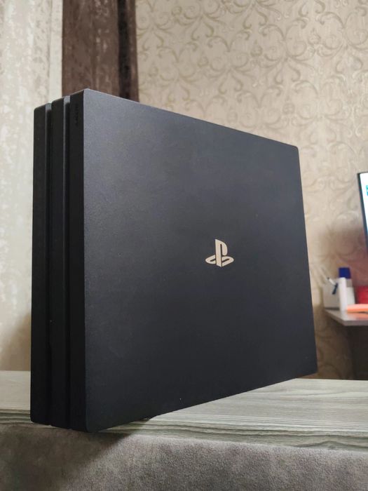 Срочно продаю PS4 Pro (1 ТБ)