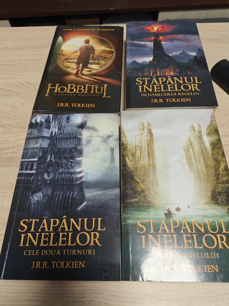 Vând seria Stăpânul inelelor