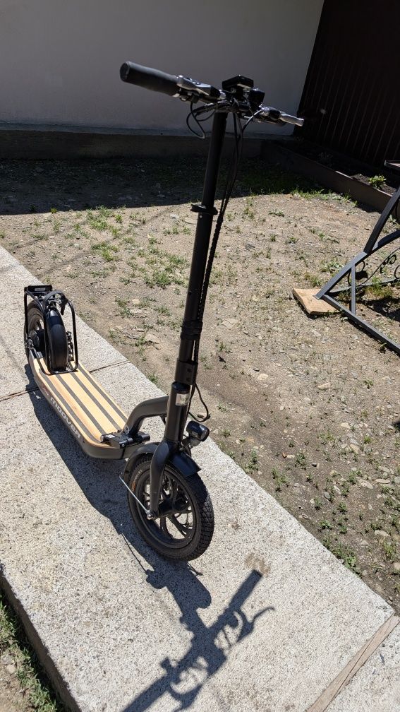 Vând trotineta electrica