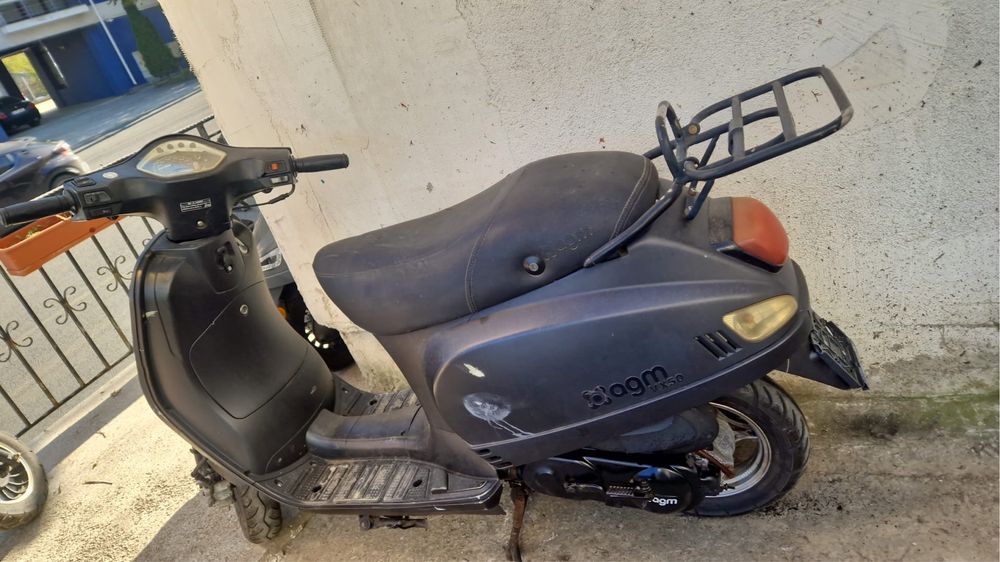 Vand scutere pentru livrari