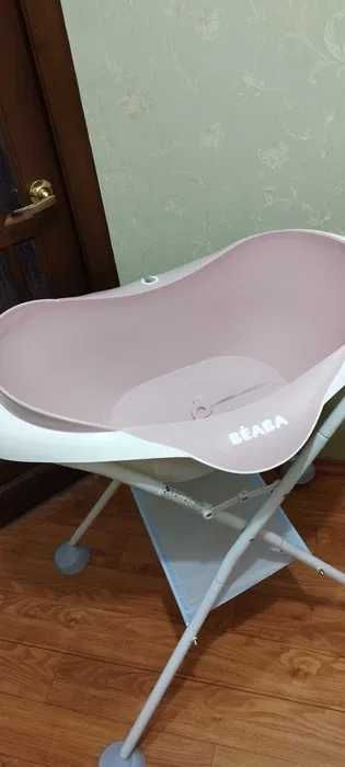 Детская ванночка с подставкой бренда Beaba