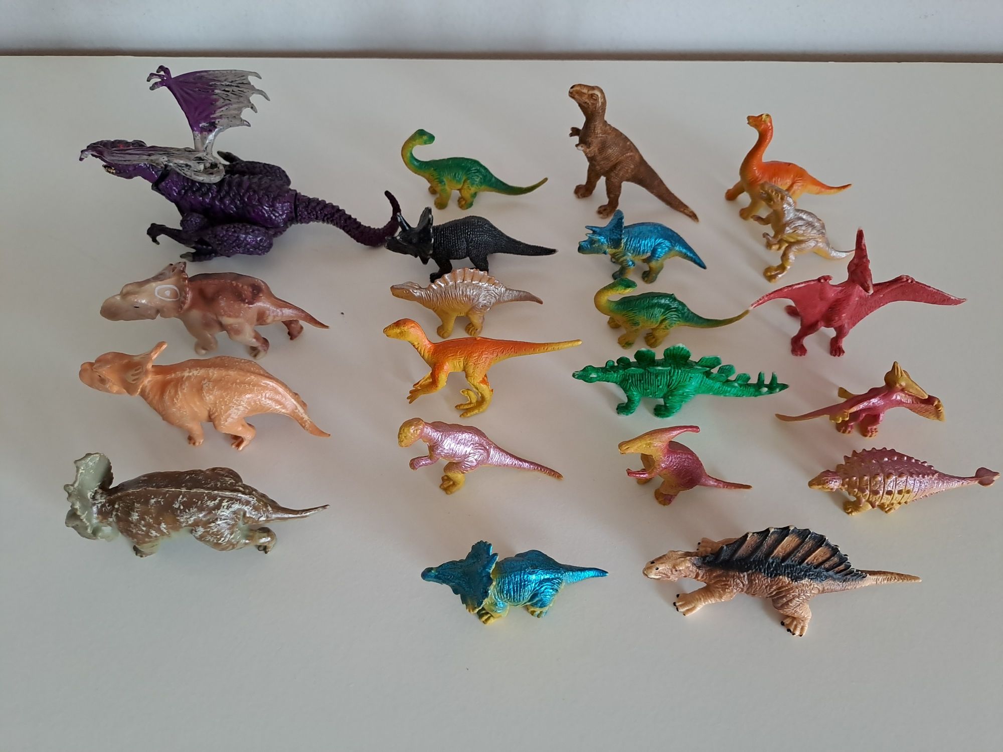 Пластмасови играчки динозаври