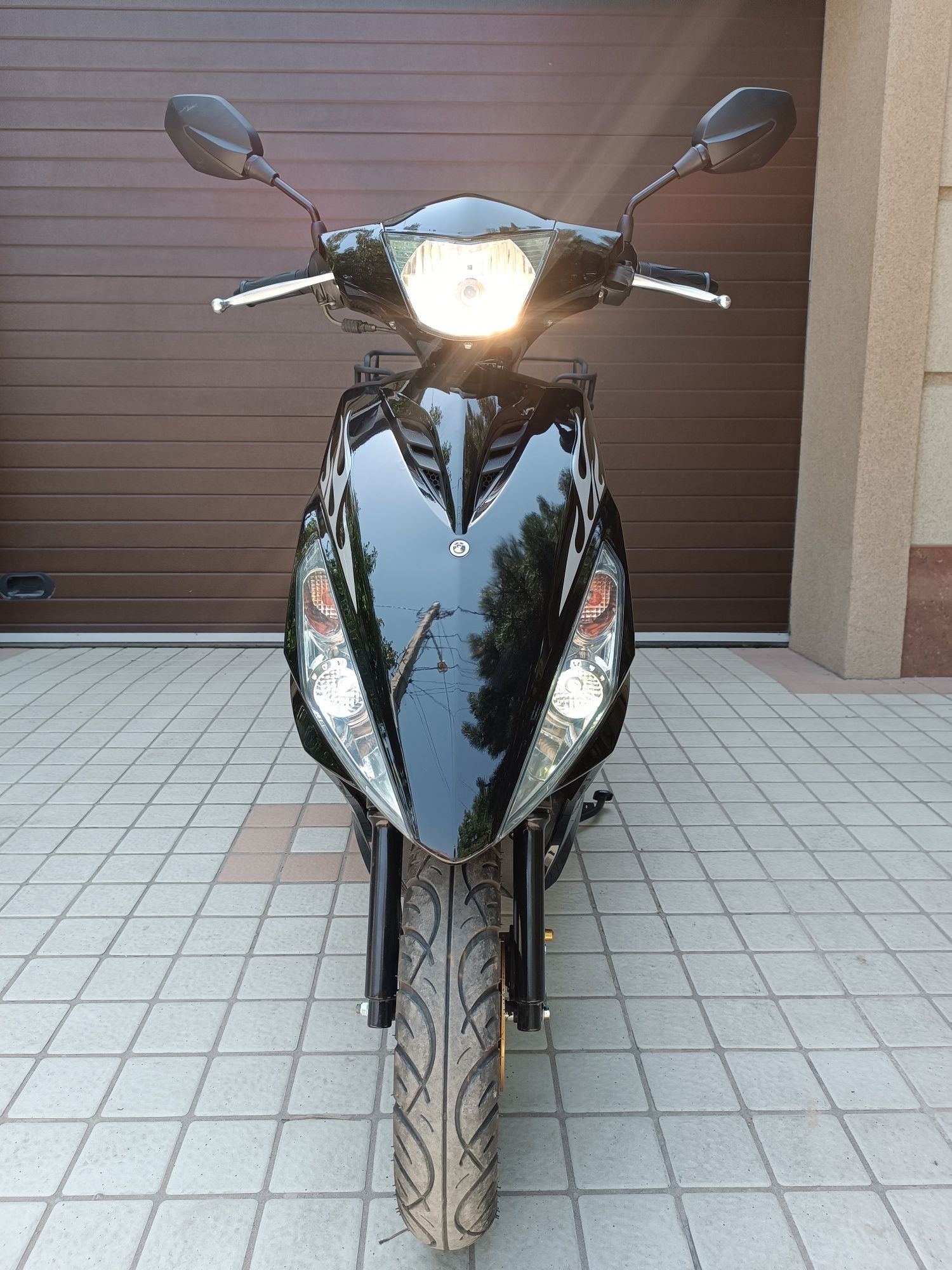 Продаю скутер VENTO 150CC проктический новый пробег 1550км .