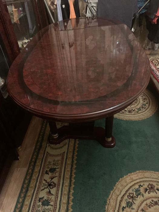 Обеденный стол для гостиной