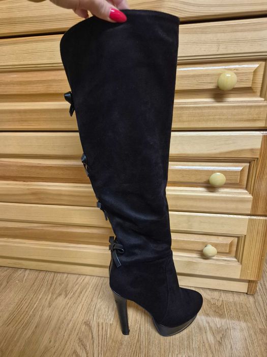 Стилни велурени чизми с кожени панделки