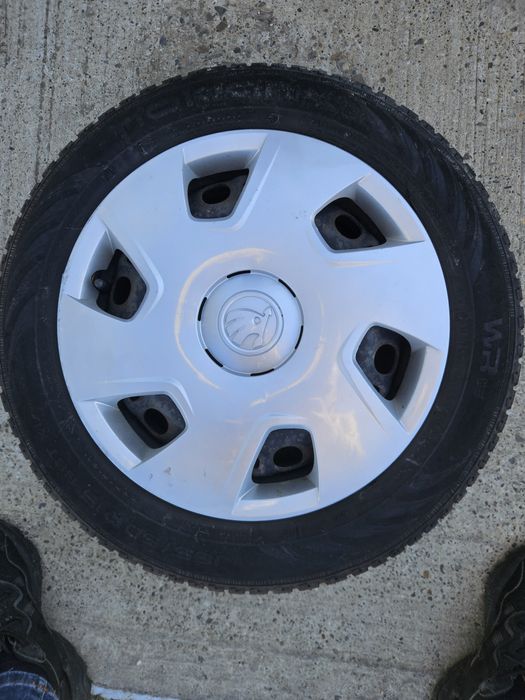 Set 4 jante din tabla +anvelope de iarna nokian+capace originale skoda