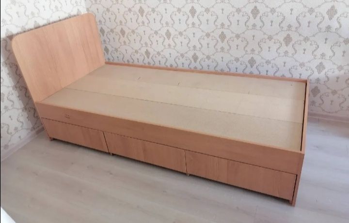 Деревянная, крепкая, использовалась аккуратно