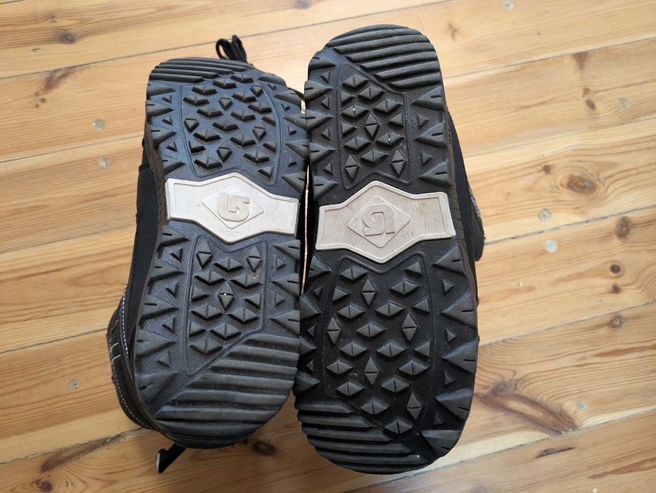 Vând buți (boots) snowboard Burton model Invader folosiți puțin nr 43