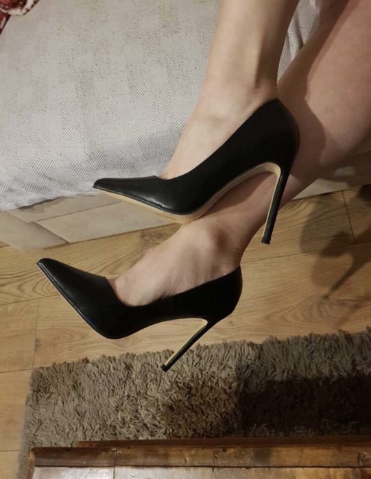 Дамски остри обувки с ток