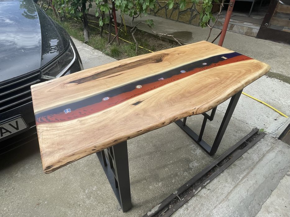 Mese lemn nuc si rasina epoxidica